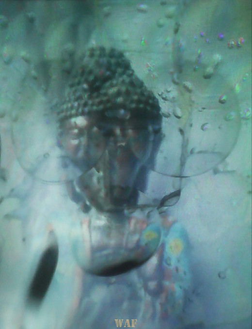 Buda de barro y lluvia
