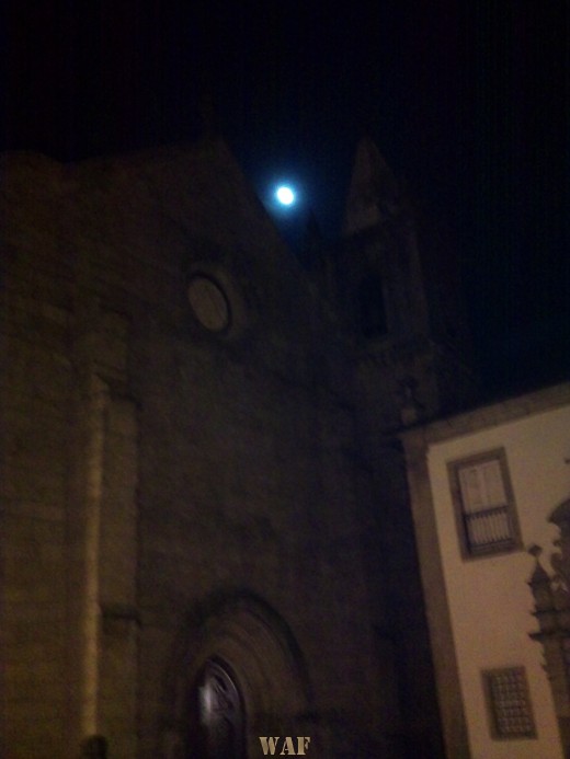 noite de lua cheia... auuuuuuuuuuuuuuuuuuuuuuuuuuuuuuuuuuuuuuuuuuuuuuuuu(igreja de São Francisco em Guimarães)